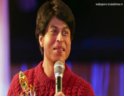 ‘FAN’ gifted fans with ‘Jabra’ .