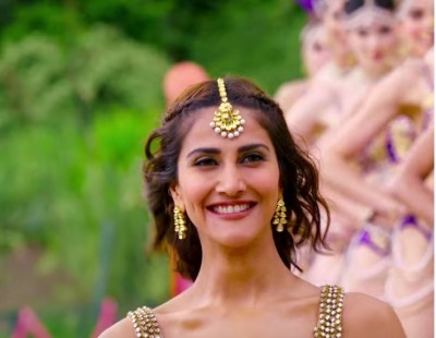 Switch on your desi mode and do the bhangra with ‘Khulke Dulke’ from ‘Befike’