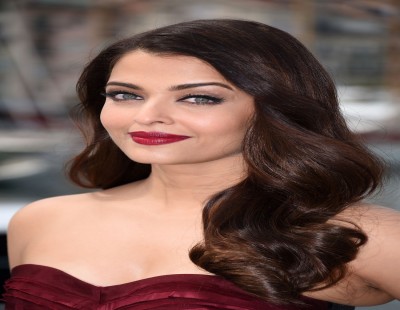Aishwarya Rai Bacchan only one from her fraternity to be invited for luncheon with French President.